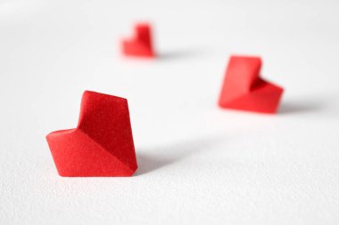 Origami kalpleri beyaz arka planda. Kırmızı kağıt duyuyor