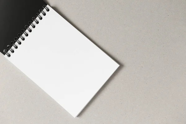 Cuaderno abierto con hoja de papel blanco en blanco y espacio de copia en gra — Foto de Stock