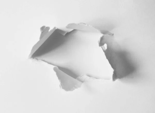 Offenes Loch in weißem Papier mit Kopierraum, Nahaufnahme. Zerrissen — Stockfoto