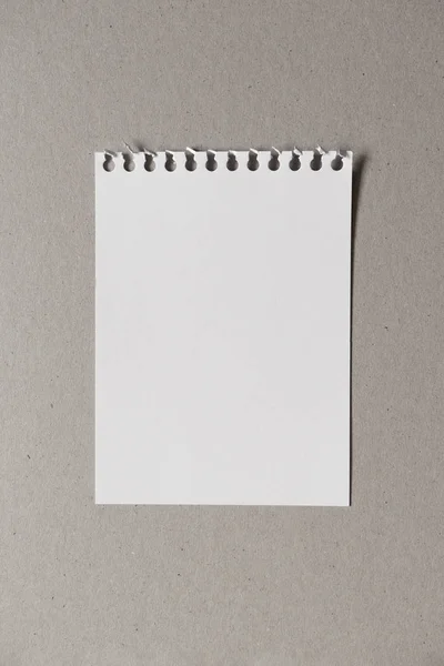 Desgarrado blanco vacío cuaderno en blanco página de papel con espacio de copia en gr — Foto de Stock