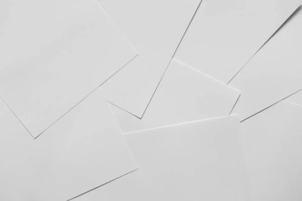 Heap de folhas de papel em branco vazias e vazias dispersas. Vista superior — Fotografia de Stock