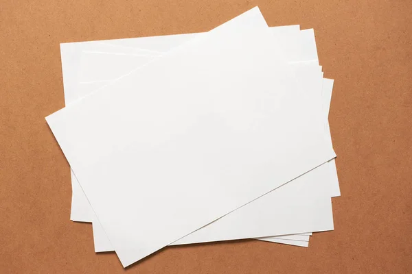 Montón de blanco vacío hojas de papel en blanco limpio en cartón backgr — Foto de Stock