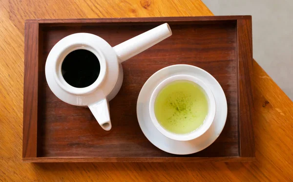 Japońska Zielona Herbata Białej Filiżance Czajniczek Ciemnym Drewnianym Tacy Stole — Zdjęcie stockowe