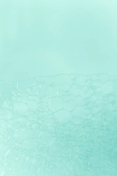 特写肥皂或洗发水柔软泡沫质感 有选择性的焦点和复制空间 宏观气泡水胺色系背景 — 图库照片