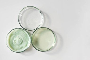 Şampuanlı cam petri kapları, duş jeli ve üzerinde fotokopi alanı olan serum.