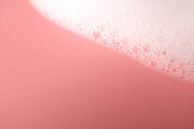 Sabundan köpük çerçeve, pembe arka planda şampuan ya da temizleyici seçici odaklı. Yakın çekim, makro
