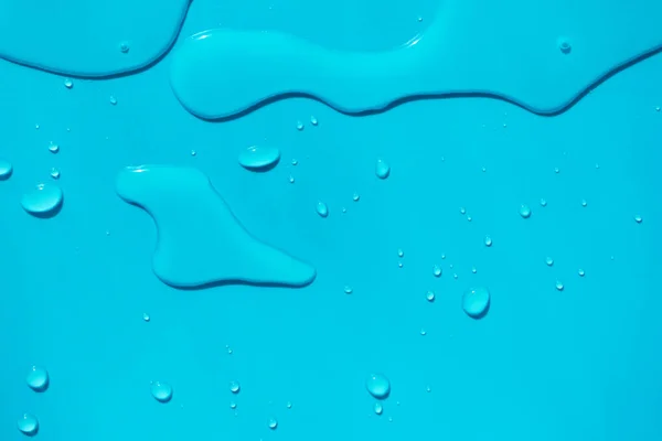 水滴在蓝色的背景上 夏天新鲜湿湿的液体质感 — 图库照片