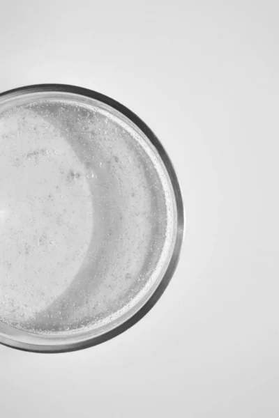 Close Transparante Douchegel Glazen Petrischaaltje Witte Ondergrond Met Kopieerruimte Cosmetische — Stockfoto