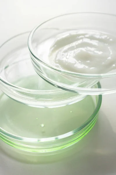 Zamykaj Odżywkę Włosów Szklanych Płytkach Petriego Selektywnym Ukierunkowaniem Różne Produkty — Zdjęcie stockowe