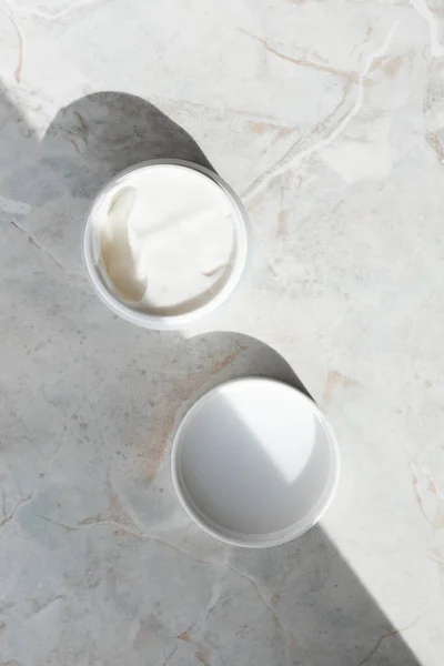 Crema Hidratante Cara Abierta Recipiente Plástico Blanco Sobre Fondo Mármol —  Fotos de Stock
