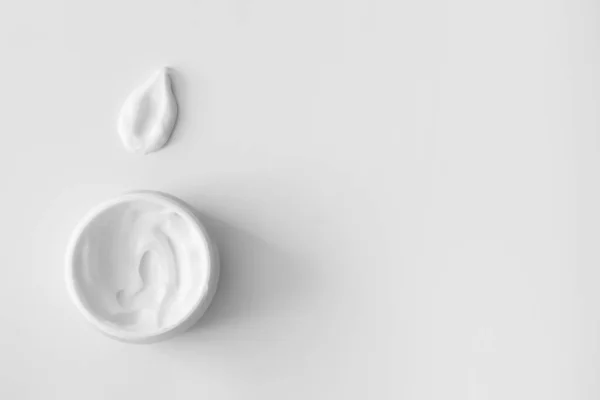 Vochtinbrengende Crème Crème Smeervet Witte Achtergrond Hierboven Lotion Voor Huidverzorging — Stockfoto