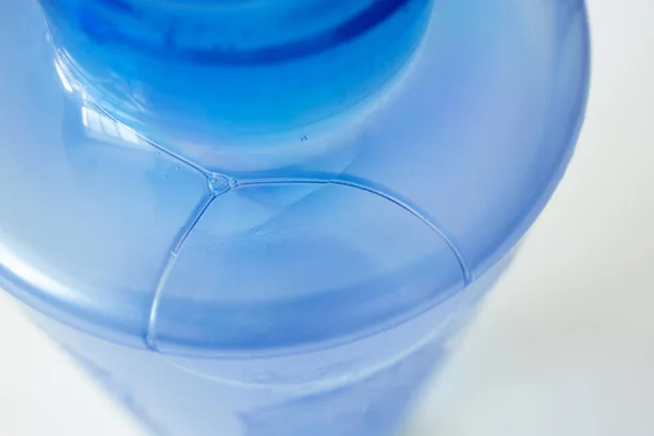 Bańka Niebieskiej Butelce Tonikiem Twarzy Selektywną Ostrością Zbliżenie Szczegóły Produktu — Zdjęcie stockowe