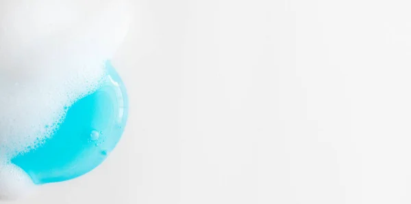 Beyaz Arkaplanda Mavi Şeffaf Şampuan Lekesi Sabun Köpüğü Fotokopi Alanı — Stok fotoğraf