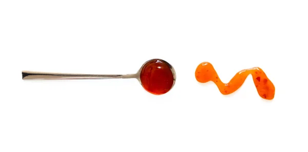 Löffel Süße Chilisoße Und Spritzer Isoliert Auf Weißem Hintergrund Ansicht — Stockfoto