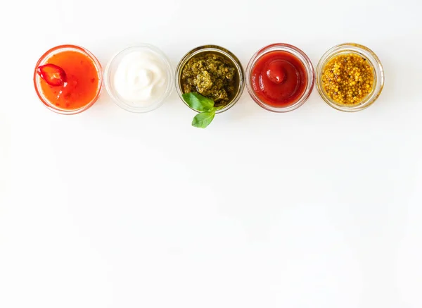Süße Chilisoße Mayonnaise Pesto Ketchup Und Französischer Senf Und Darüber — Stockfoto