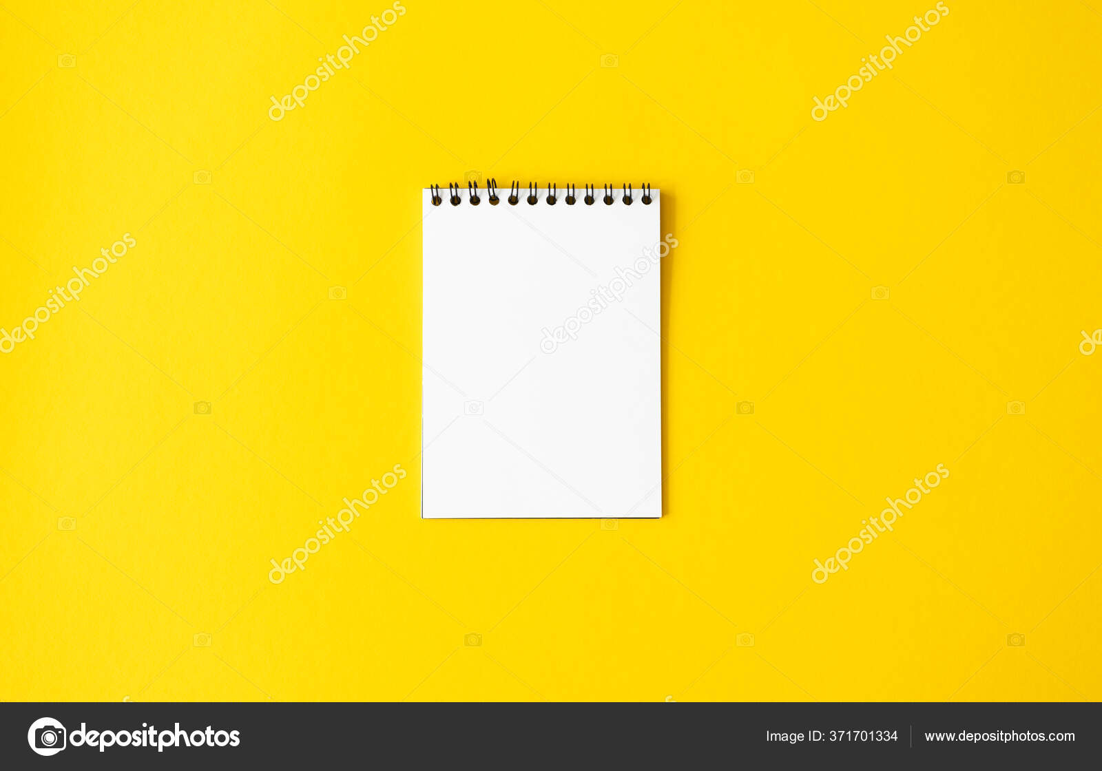 Papel Branco Vazio Bloco Notas Espiral Sobre Fundo Amarelo Mockup — Foto ©  OlhaKozachenko #371701334, image size:1600x1120