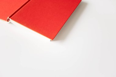 Seçici odak ve beyaz arkaplan üzerine kopyalama alanı ile kırmızı kapaklı kitabı aç, üst görünüm. Konsept eğitim, öğrenim ve öğrenim, yatay