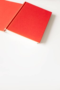 Seçici odak ve beyaz arkaplan üzerine kopyalama alanı ile kırmızı kapaklı kitabı aç, üst görünüm. Eğitimi kavramsal, öğrenim ve öğrenim, dikey