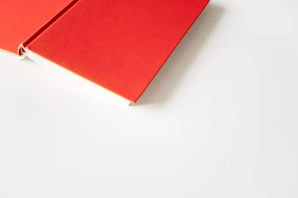打开红色封面的书 有选择的焦点和复制的空白背景 顶部视图 概念教育 学习和学习 — 图库照片