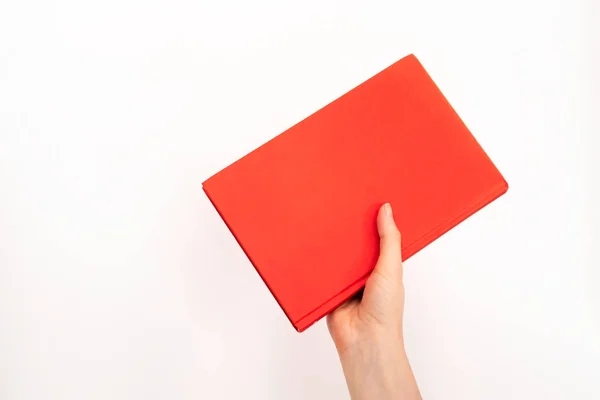 Livro Mão Segurando Capa Vermelha Com Foco Seletivo Fundo Branco — Fotografia de Stock