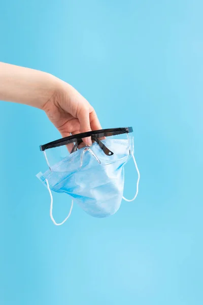 Óculos Proteção Plástico Máscara Cirúrgica Sanitária Descartável Mão Feminina Sobre — Fotografia de Stock