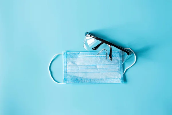Ochranné Plastové Brýle Jednorázové Hygienické Chirurgické Masky Ruce Modrém Pozadí — Stock fotografie
