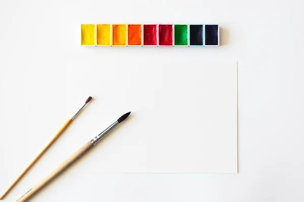 Pusta Kartka Papieru Pędzle Kolorowy Akwarela Białym Tle Kreatywna Przestrzeń — Zdjęcie stockowe