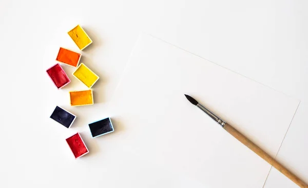 Coloridas Paletas Acuarela Hoja Papel Pincel Sobre Fondo Blanco Primer — Foto de Stock