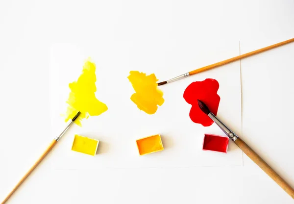 Gele Oranje Rode Aquarelvlekken Penselen Papier Witte Achtergrond Kids Kunst — Stockfoto