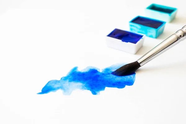 Close Blauwe Aquarelvlek Penseel Met Selectieve Focus Wit Papier Huishobby — Stockfoto