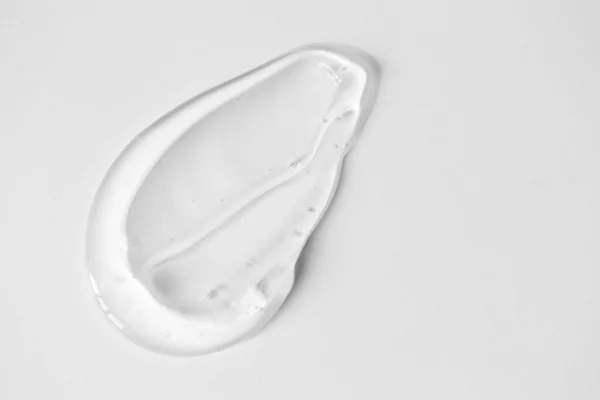 Beyaz arka planda yakın plan aloe jeli lekesi ve kopyalama alanı. Saf şeffaf yüz temizleyici, soyma, şampuan ya da duş jeli, üst görünüm.