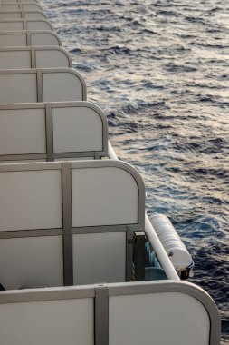 Bir yolcu gemisinde balkon manzarası