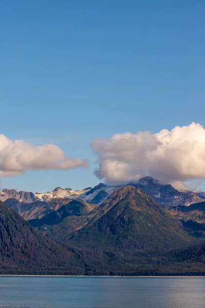 Montanhas Nevadas Estão Cobertas Nuvens Tempo Ensolarado Alaska Cruise Glacier — Fotografia de Stock