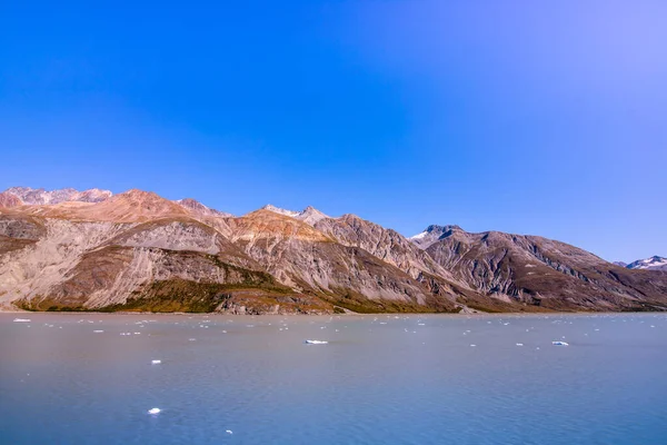 Nordamerikas Skönhet Alaska Pittoresk Utsikt Över Bergen Fortfarande Blått Vatten — Stockfoto