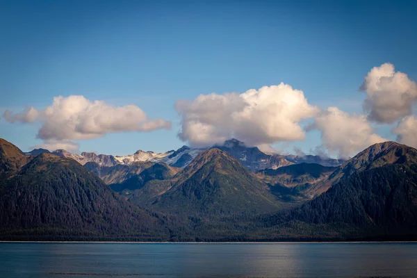雪の山の雲 晴れた日に覆われている アラスカクルーズ氷河湾国立公園へは 船からの美しい景色 アラスカ州の内陸部 息をのむような風景 — ストック写真