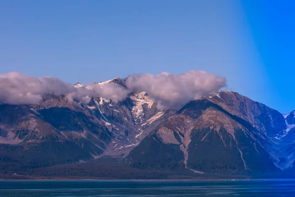 雪の山の雲で覆われている アラスカクルーズ氷河湾国立公園へ 船からの景色 — ストック写真