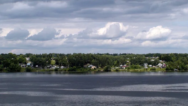 La riva dell'ampio fiume, la bellissima natura, il fiume Volga — Foto Stock