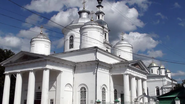 Λευκή πέτρινη εκκλησία της Ρωσίας, κουδούνια, Ορθόδοξος, ο Χριστιανισμός, πίστη. — Φωτογραφία Αρχείου