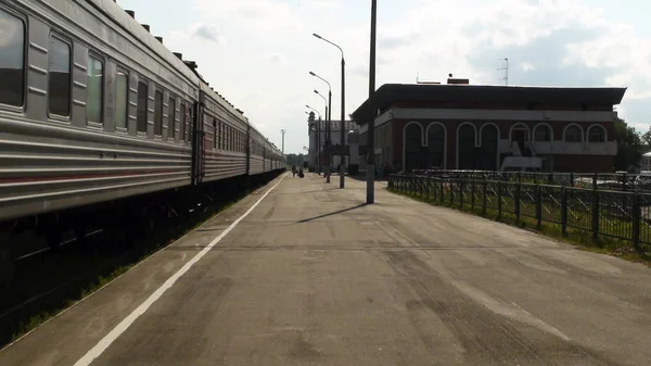 O trem deixa a estação de trem, plataforma . — Fotografia de Stock