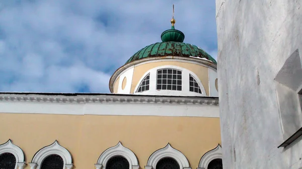 Λευκή πέτρινη εκκλησία της Ρωσίας, κουδούνια, Ορθόδοξος, ο Χριστιανισμός, πίστη. — Φωτογραφία Αρχείου