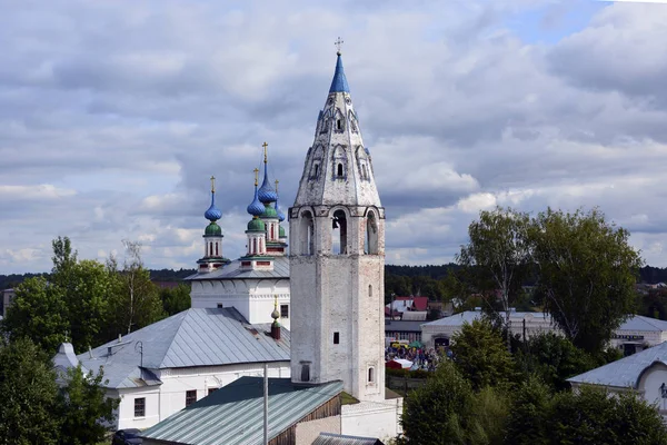 De kerk van Rusland, van witte steen, Orthodox Christianity, natuur, — Stockfoto