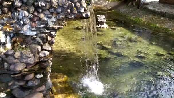 Piękny wodospad z kamienną zjeżdżalnią. Dekoracyjny mały wodospad w krajobrazie. — Wideo stockowe
