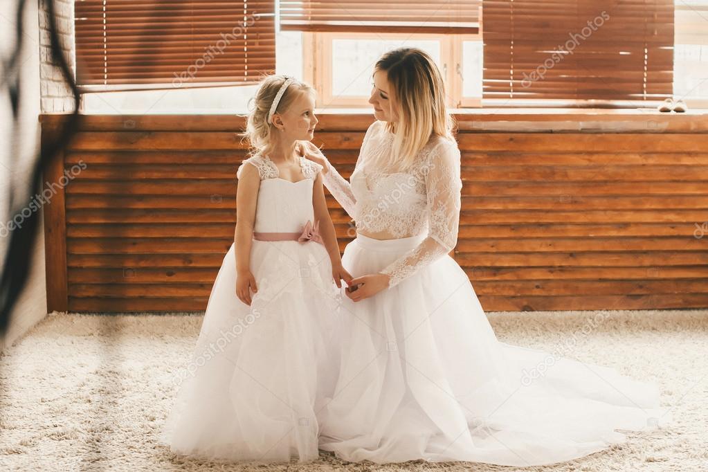 madre e hija como a novias con vestido blanco — fotos de stock