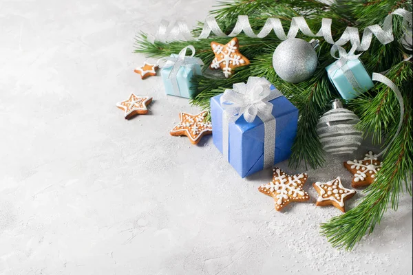 Vecchie mensole di legno grigi con decorazione di natale bianco ... Albero di natale con mensole