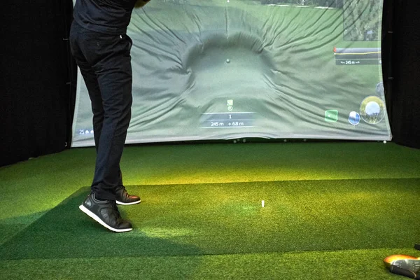 Jogar golfe num campo de golfe Imagens De Bancos De Imagens