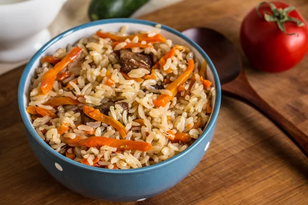Фото блюда узбекского плова из риса и моркови, мяса и лука — стоковое фото