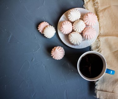 Hatmi masada plaka üzerinde