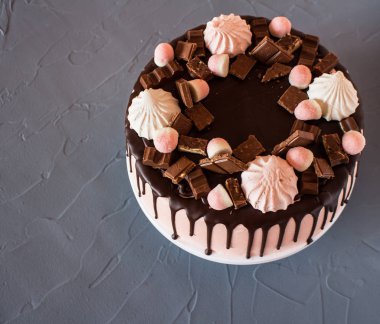 Bisküvi pasta çikolata damlar