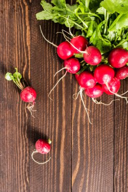 Ahşap masa üzerinde kase kırmızı turp