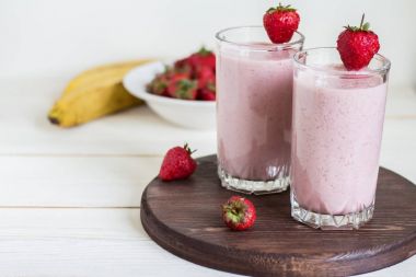 Çilek muz smoothie sağlıklı kahvaltı içki cam